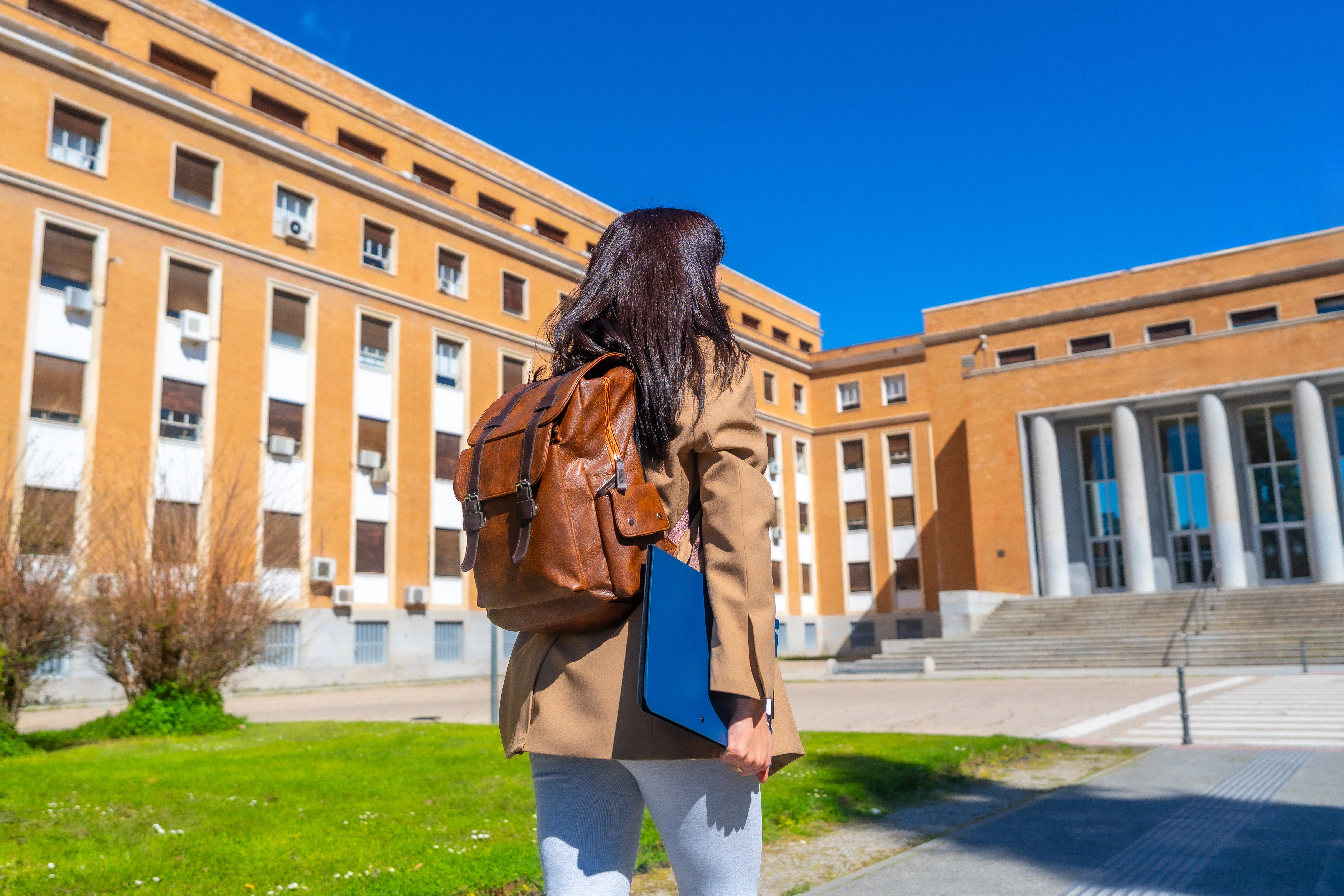 Estudiante de UPID en el campus
